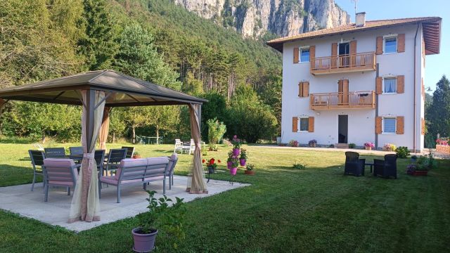 Giardino con gazebo Giardino con gazebo